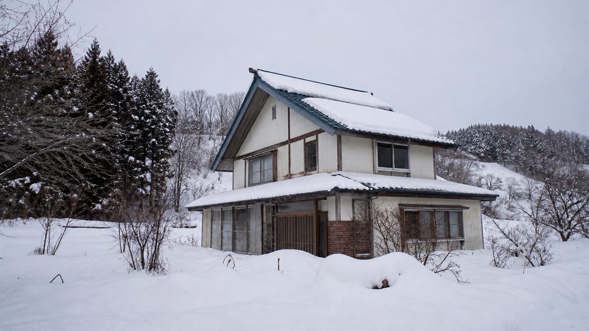 雪に埋もれた空き家
