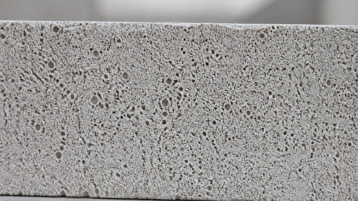 気泡が見える軽量コンクリート板の断面
