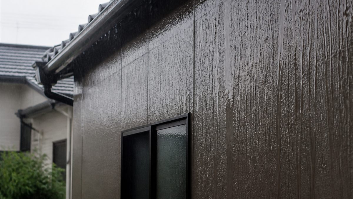 雨に濡れた外壁