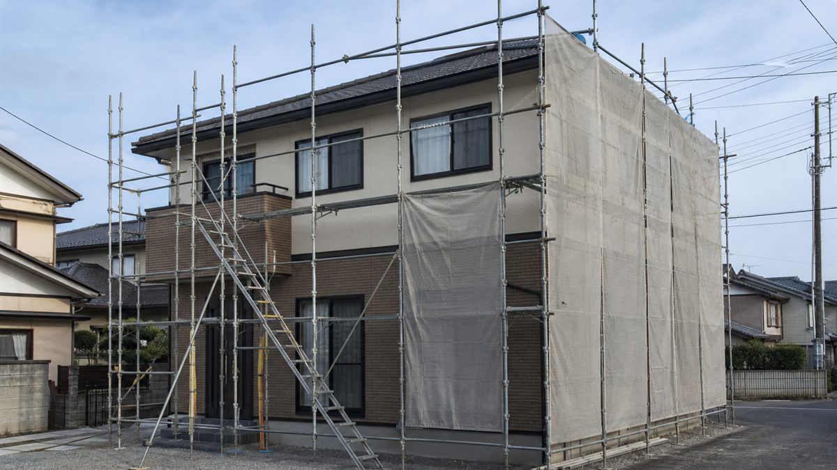 住宅に組まれた足場