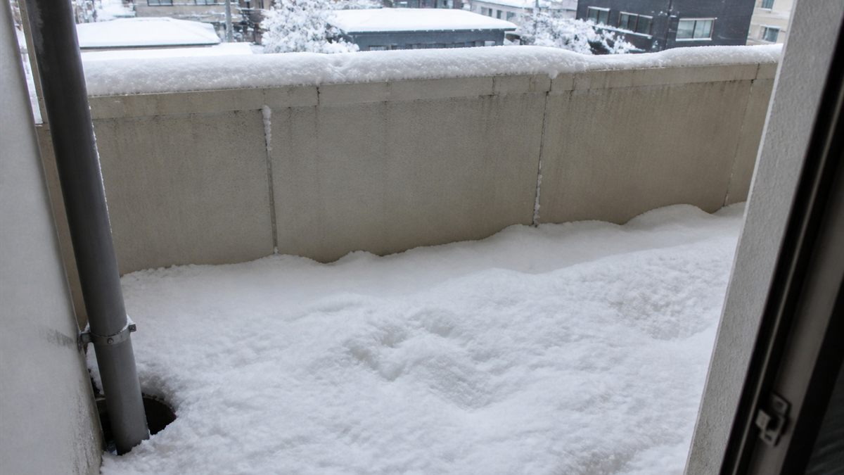 雪の積もったバルコニー