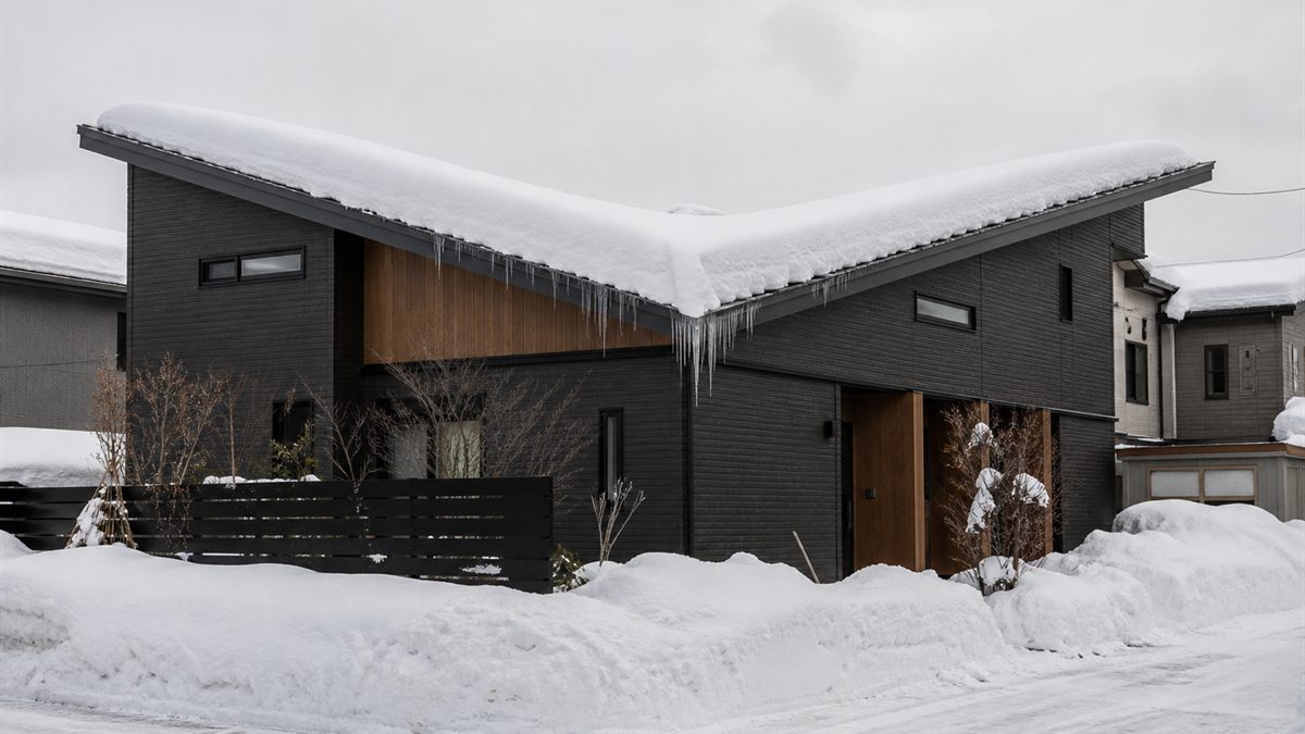 雪が載った北海道の無落雪屋根