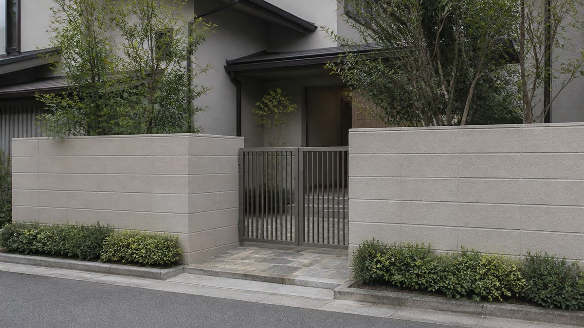 塗装された塀のある住宅の外構