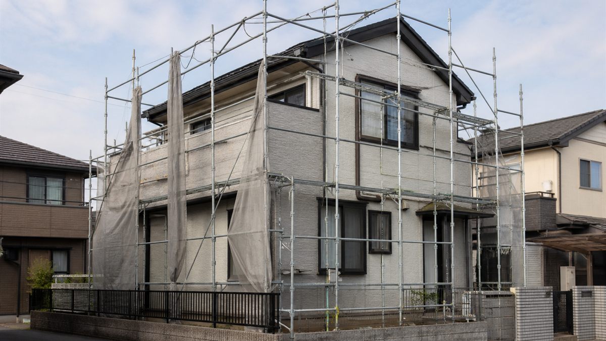 住宅に組まれた足場
