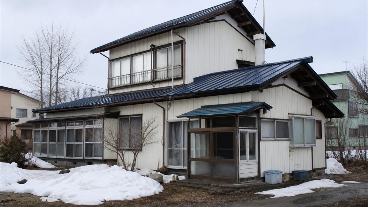 雪の残る中古住宅