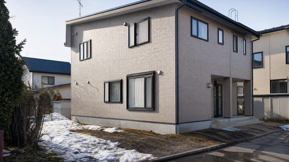 雪解け後の北海道の住宅
