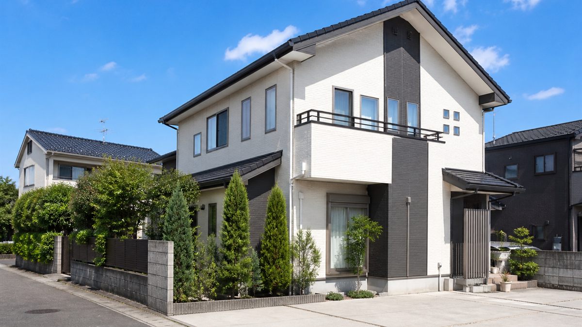 夏の日射を受ける住宅の屋根と外壁
