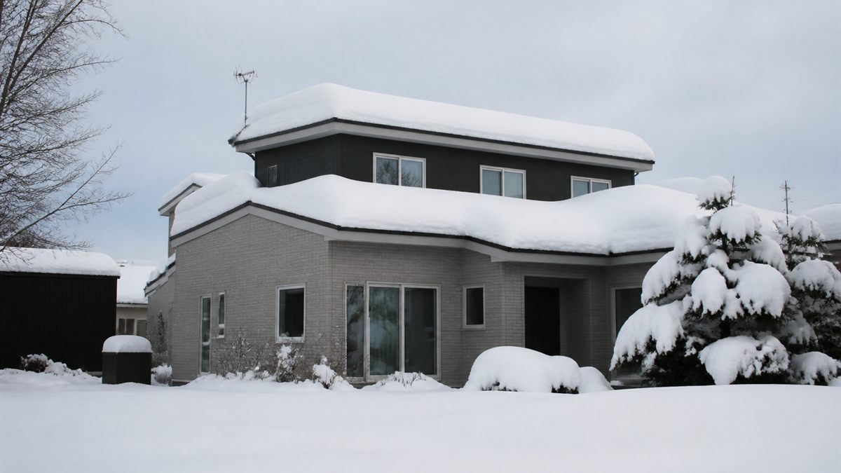 雪に覆われた北海道の住宅