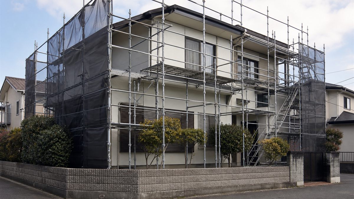 住宅を囲む足場