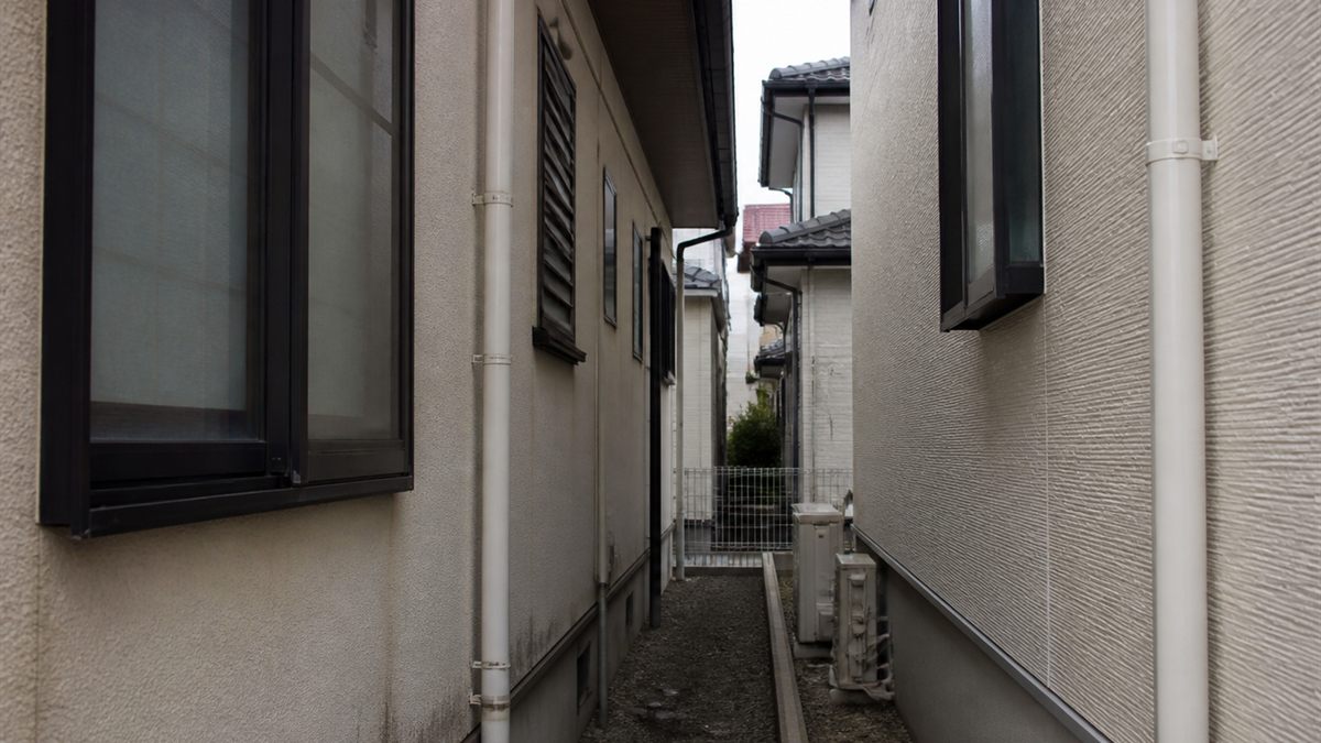 隣家と近接して建つ住宅の外壁