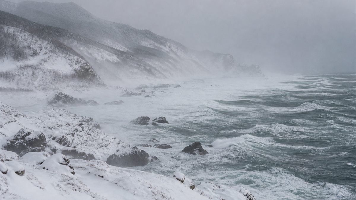 冬の日本海沿岸に吹きつける風