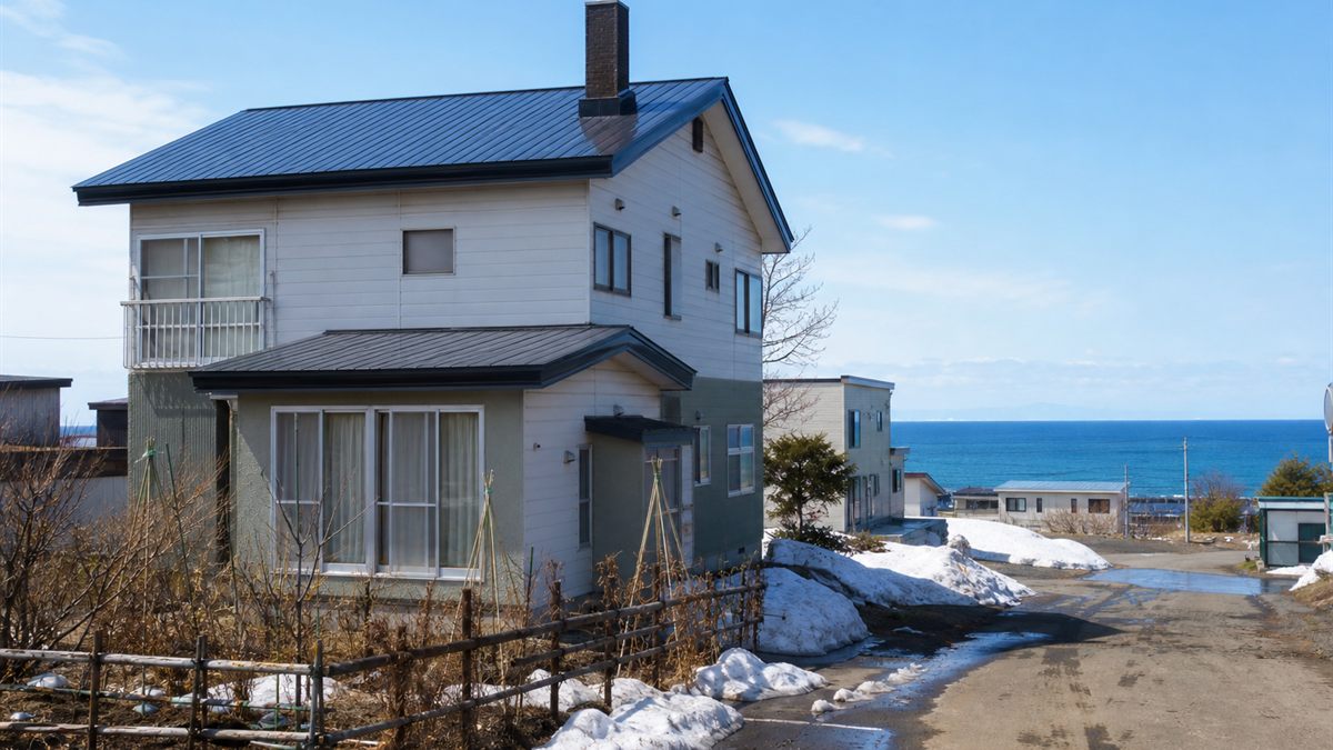 雪解け後の沿岸の住宅