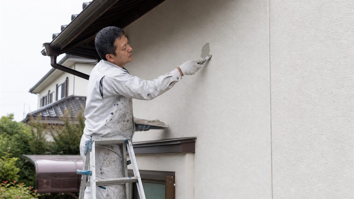 外壁の一部を補修する塗装職人
