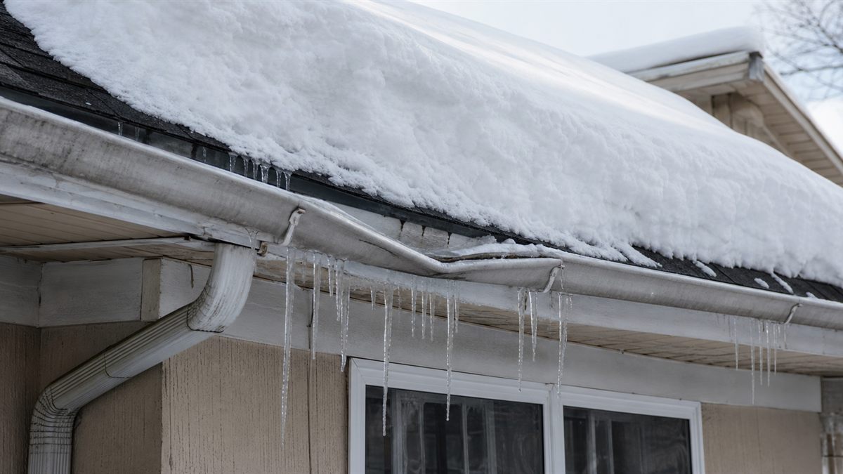 雪の重みでたわんだ雨樋