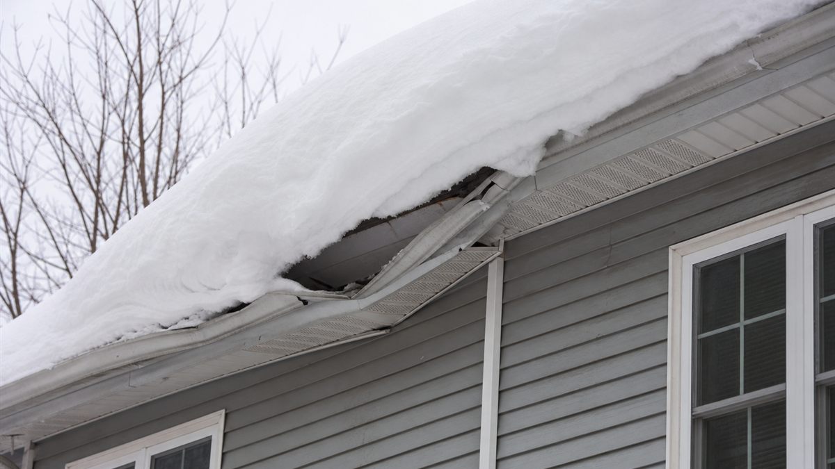 雪の重みで傷んだ住宅の外部