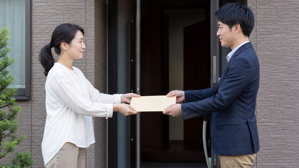 書類を受け取る場面