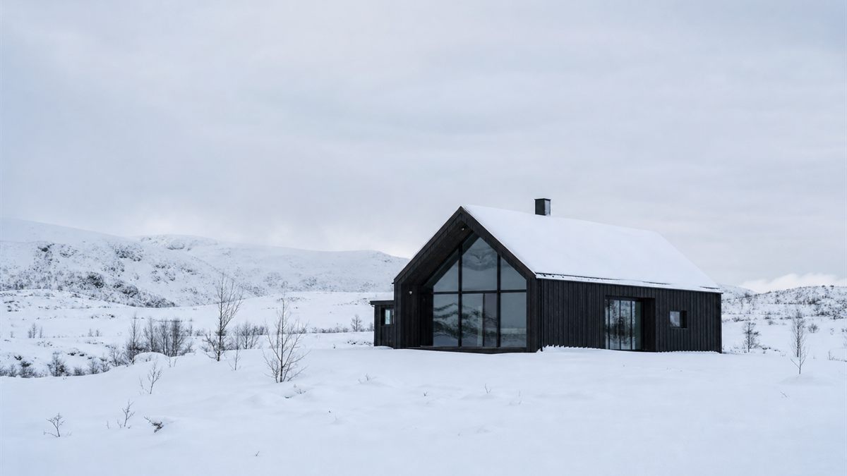 雪景色の中の住宅