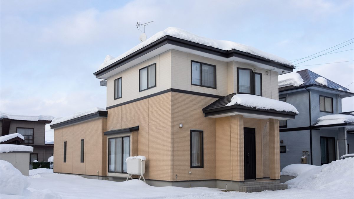 雪に覆われた北海道の戸建て住宅の外壁