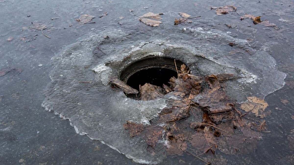 屋根の排水口まわりに残った氷と落ち葉