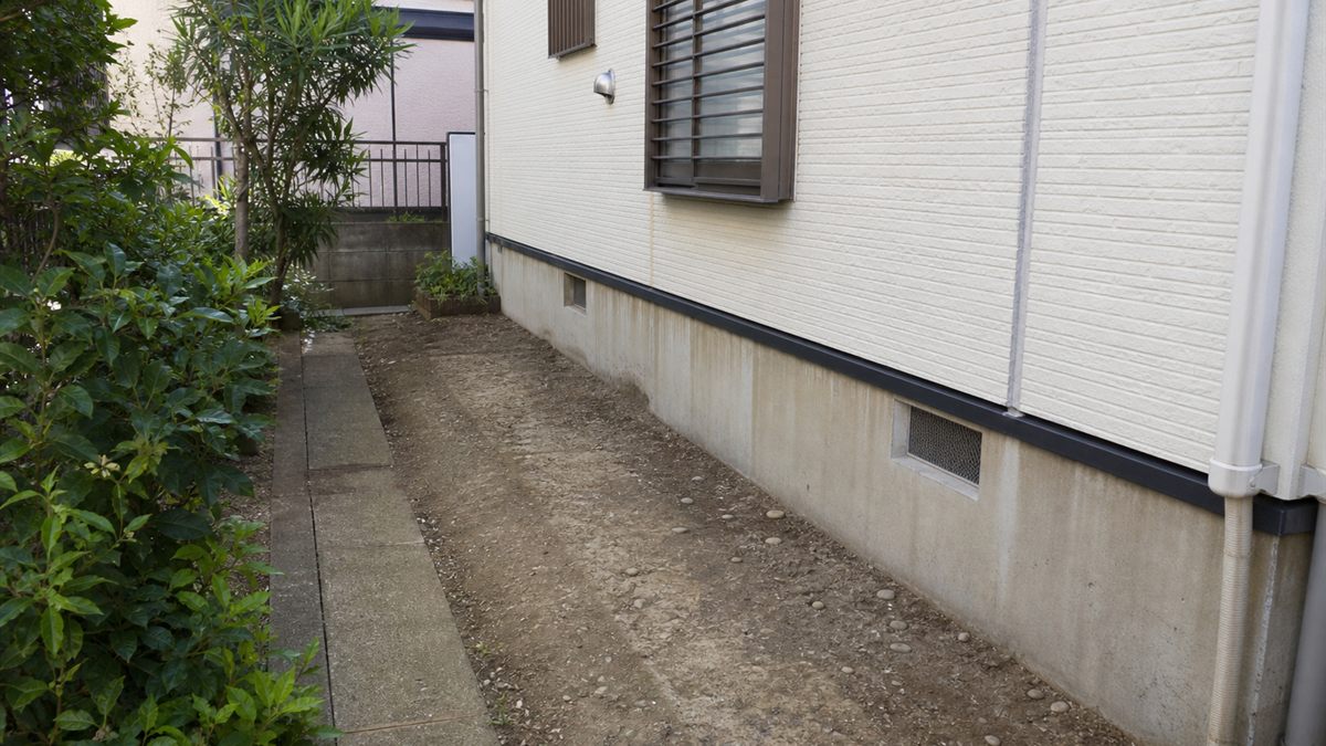 外壁ぎわを片づけた住宅の庭