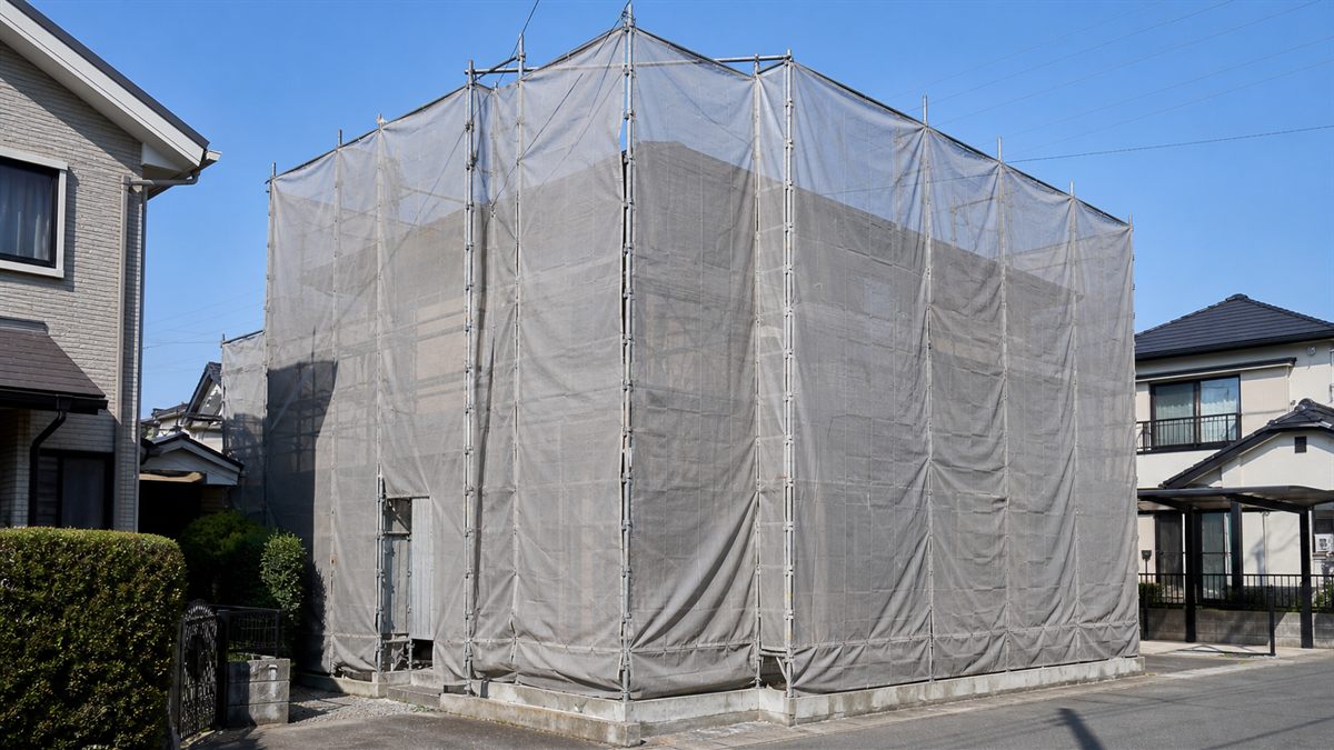 メッシュシートで覆われた住宅