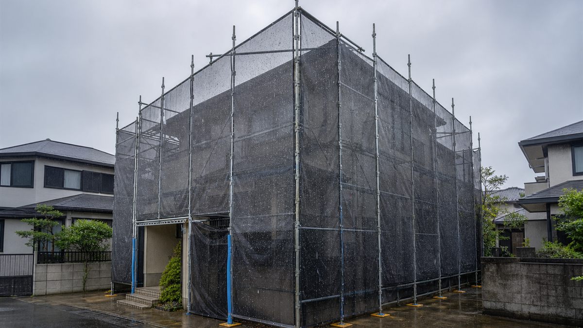 雨の日の工事現場