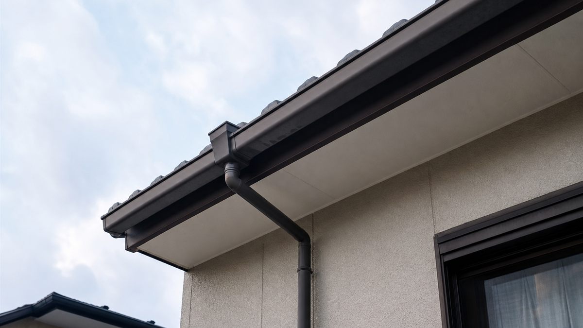 住宅の軒先と雨どい