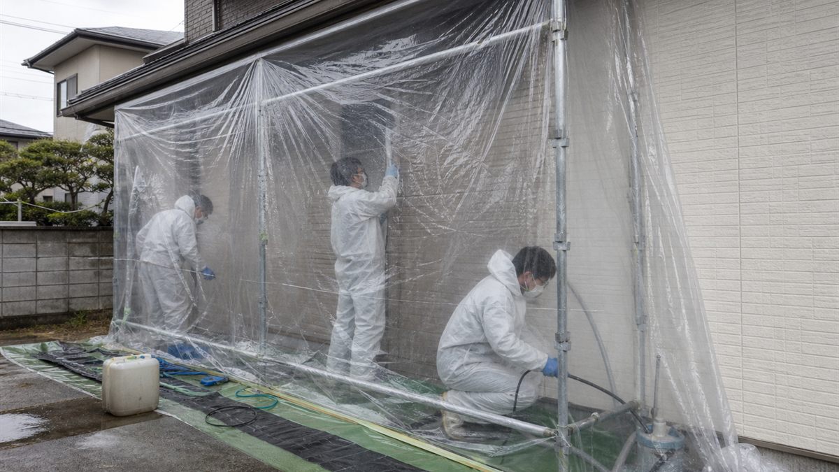 養生シートで隔離された作業区画
