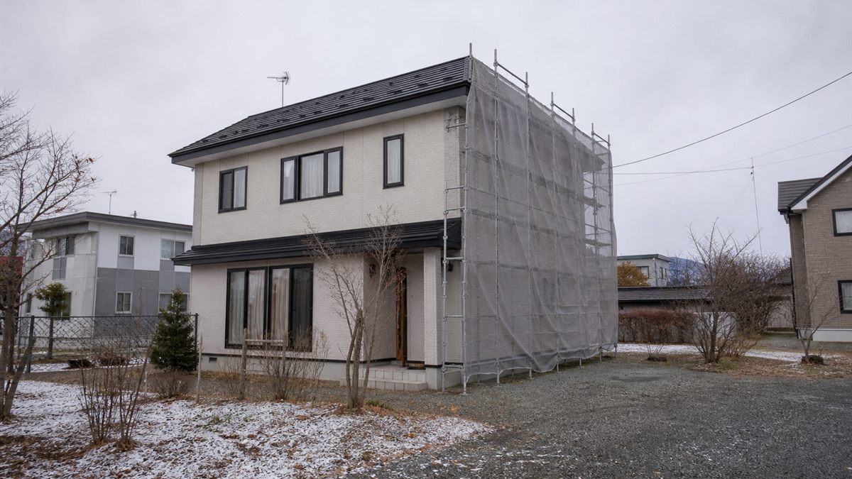 晩秋の北海道の住宅と足場