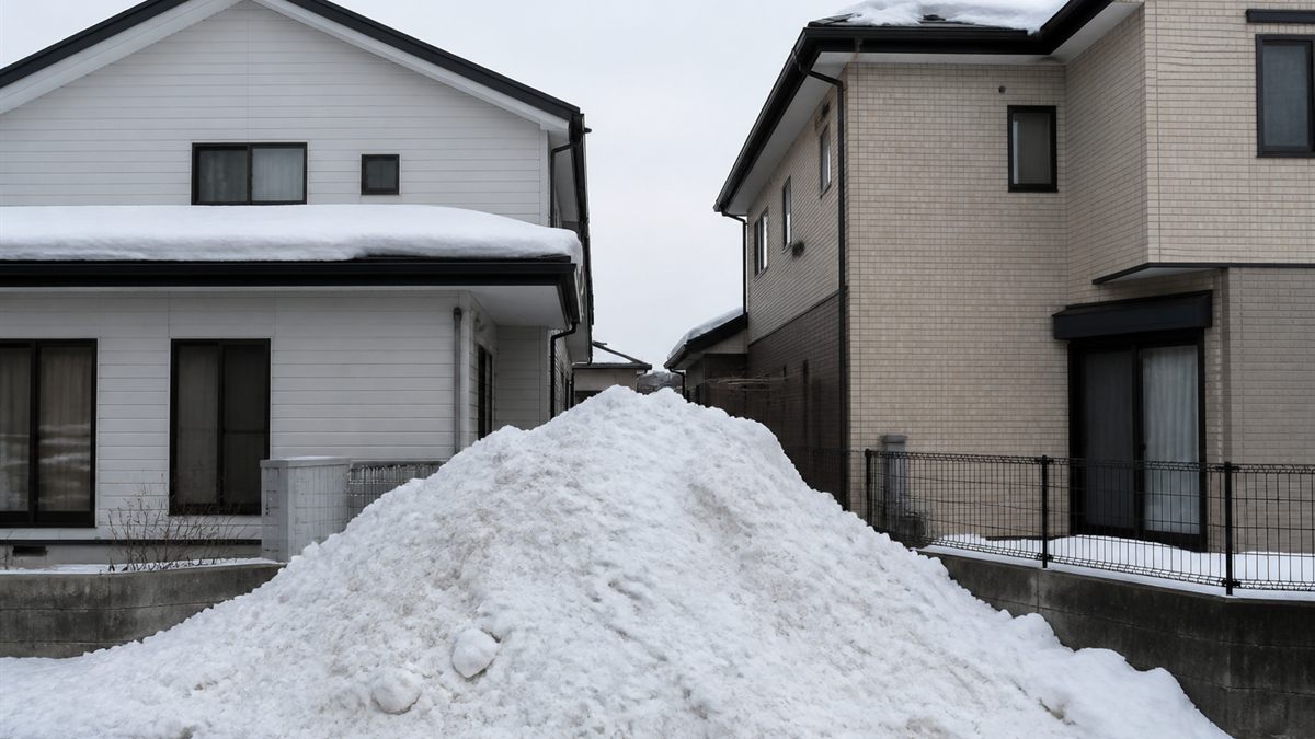 隣地との境界ぎわに落ちた雪