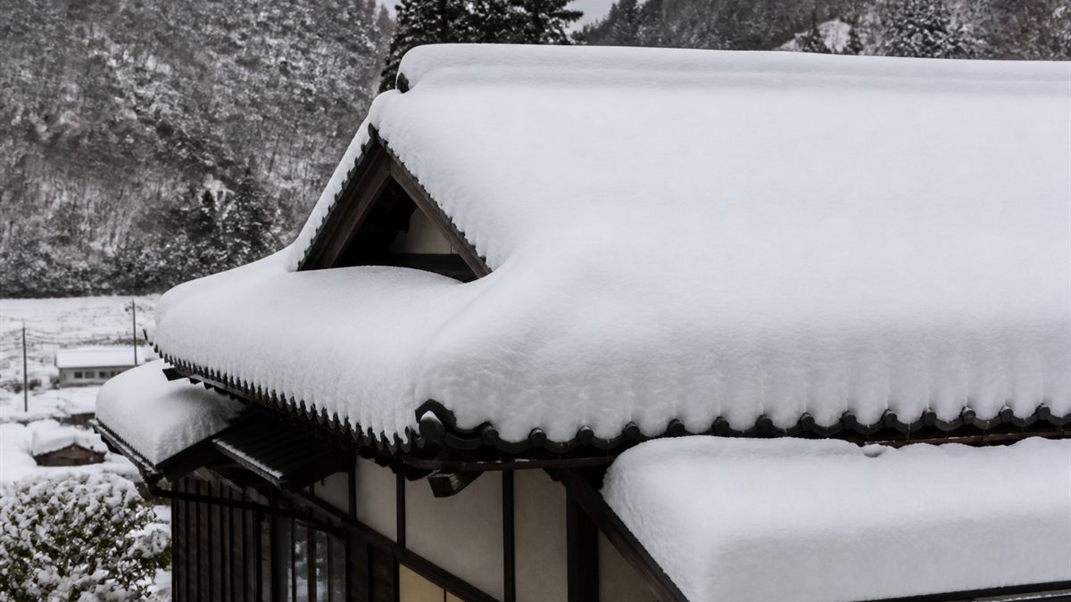 屋根に積もった雪