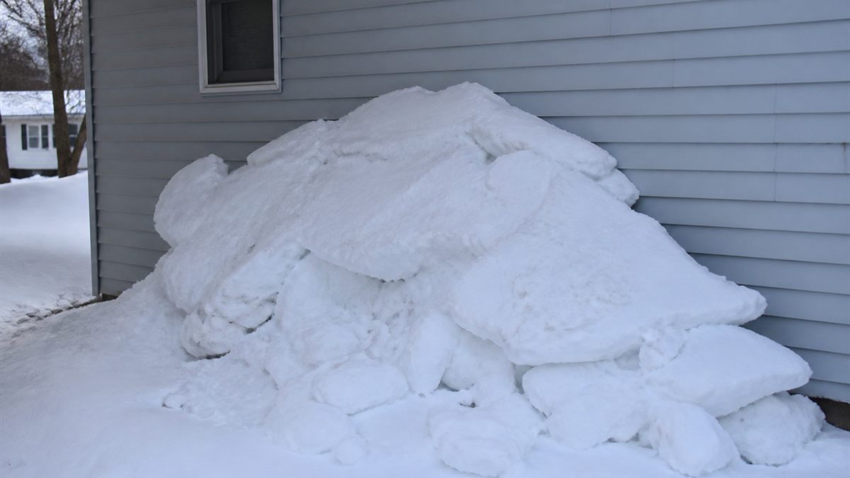 敷地に落ちた雪の塊