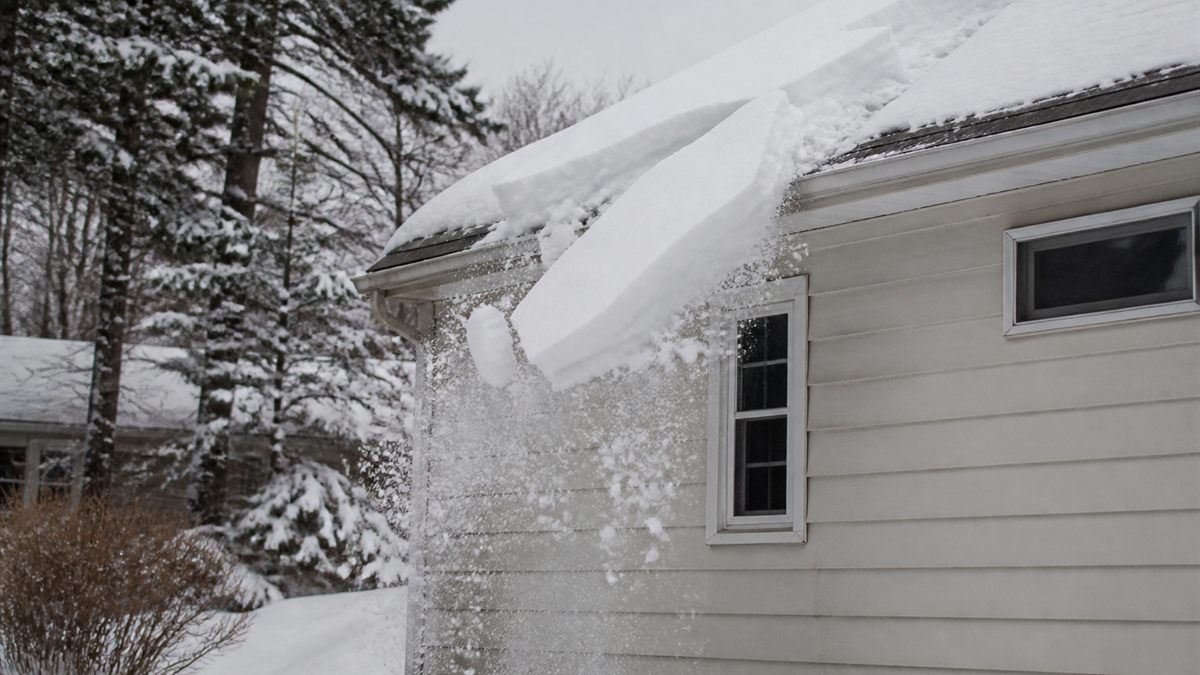 屋根から落ちる雪