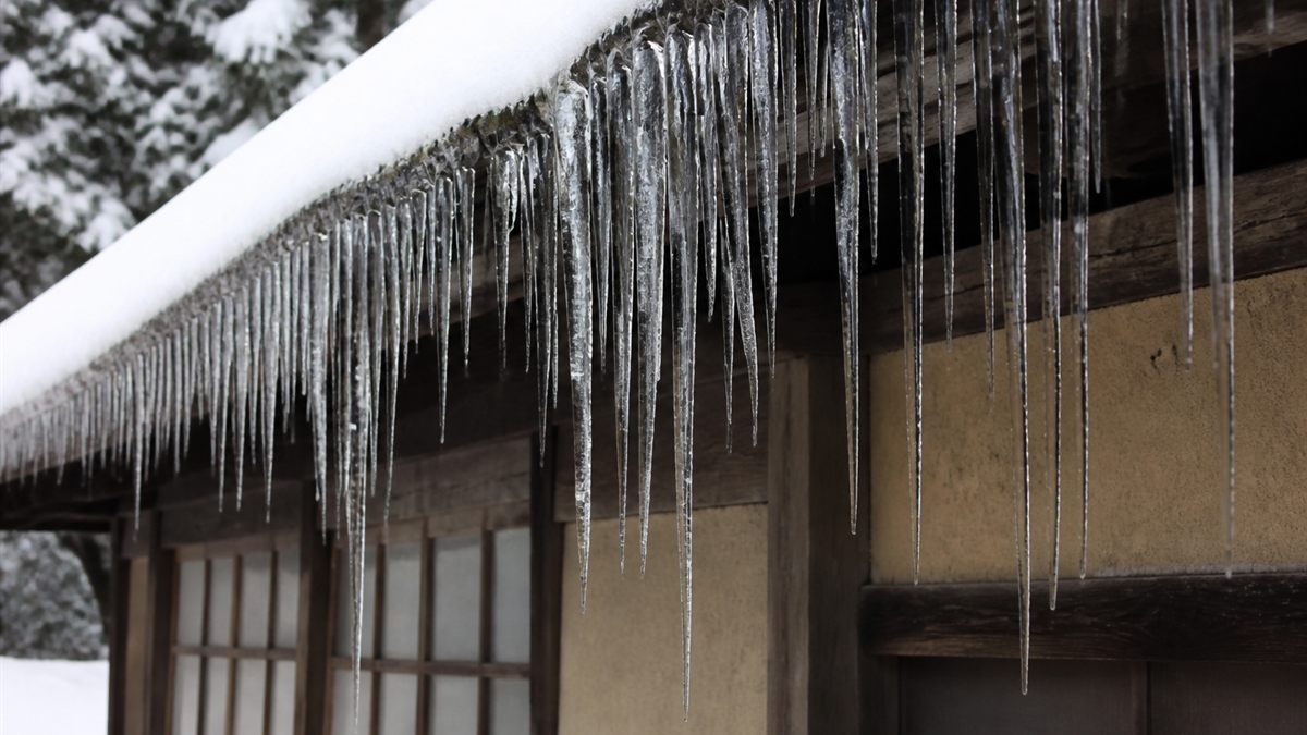 軒先に並ぶつらら