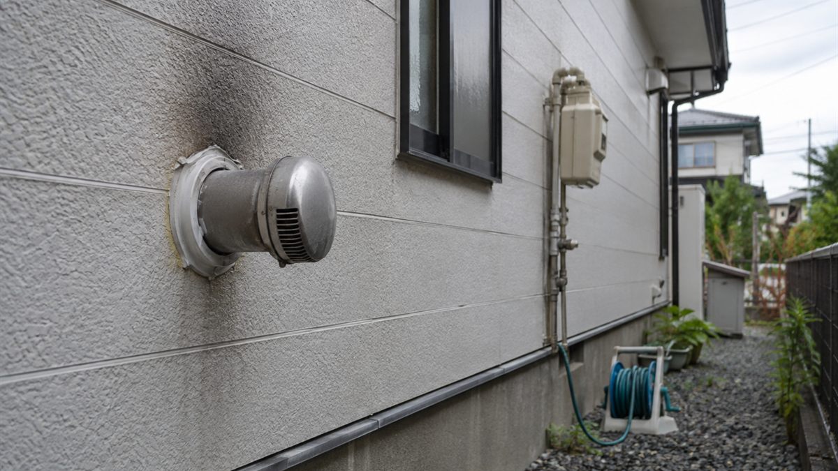 住宅の外壁を貫通するFF式暖房機の給排気筒