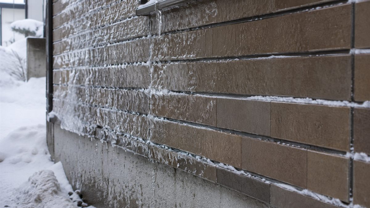 凍った雪解け水が伝ったタイル外壁の冬の様子