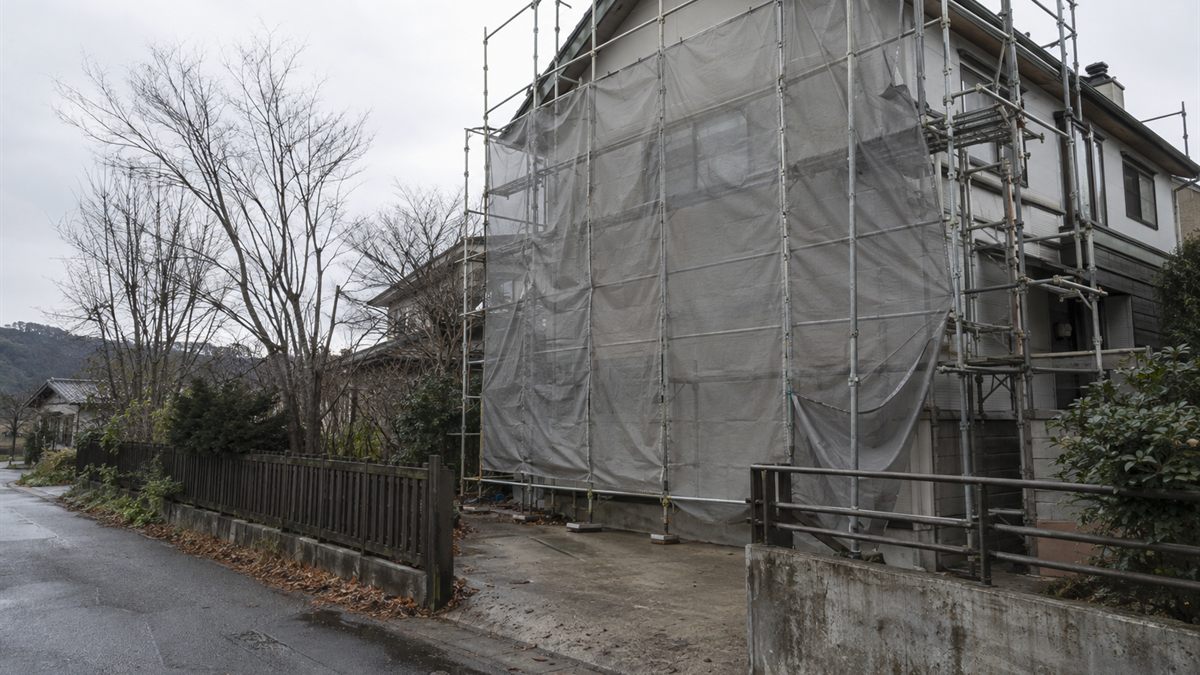 晩秋に足場とシートが掛かった住宅の外壁