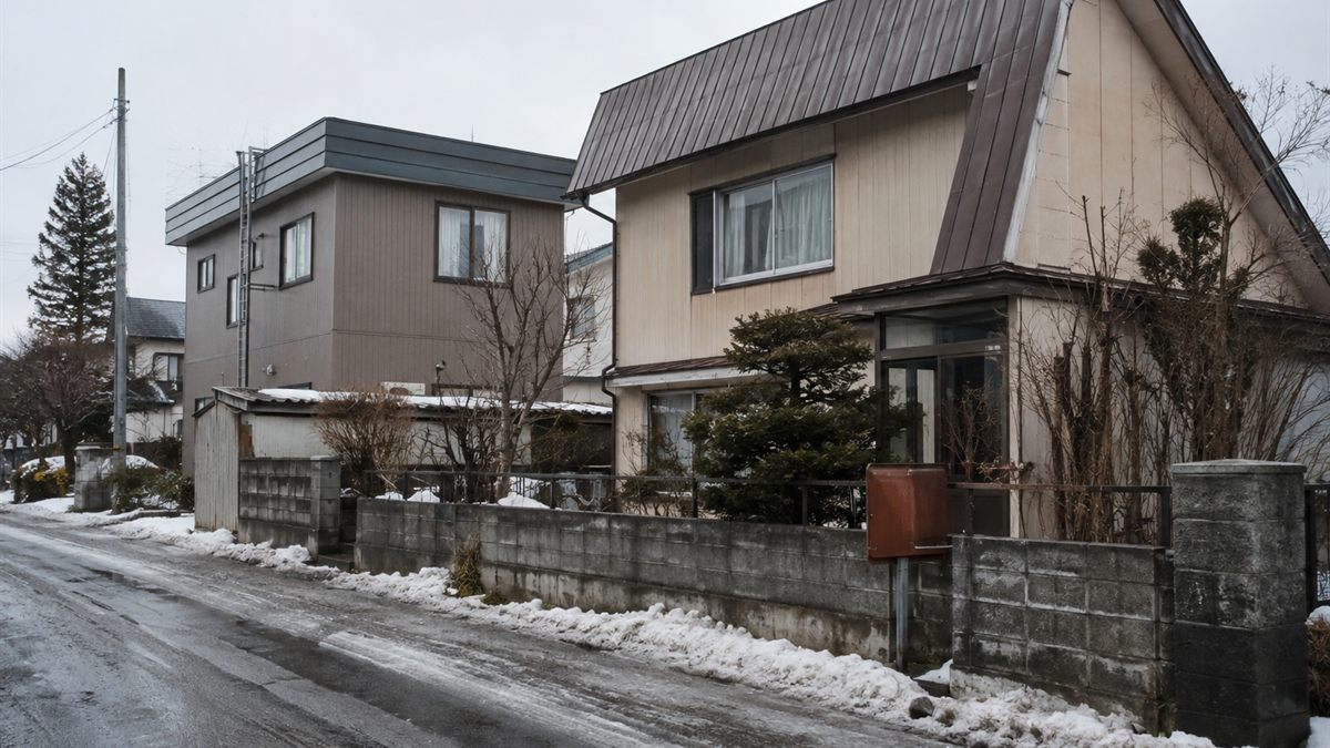 北海道の住宅街に並ぶ金属屋根と無落雪屋根