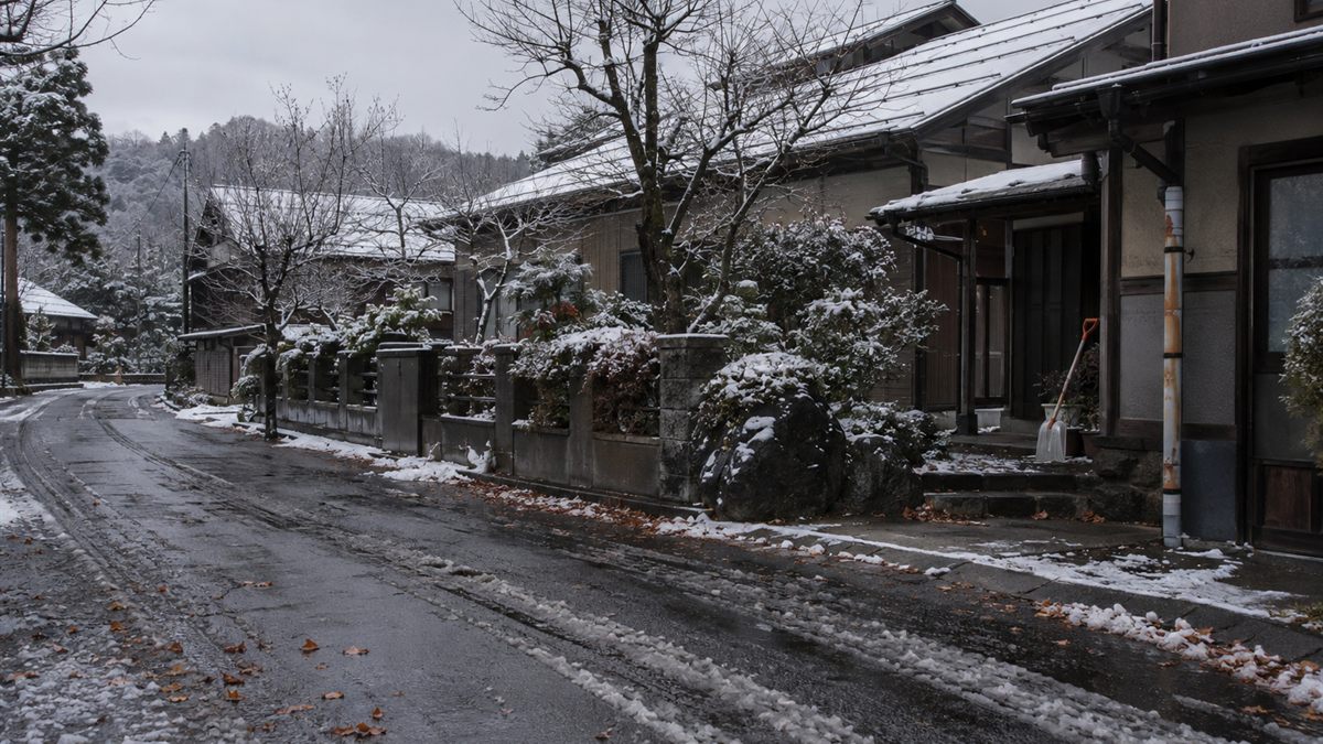 初雪が積もりはじめた住宅街の屋根